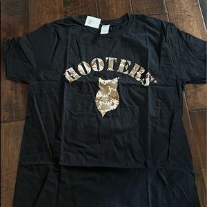 Hooters Camo military tee large